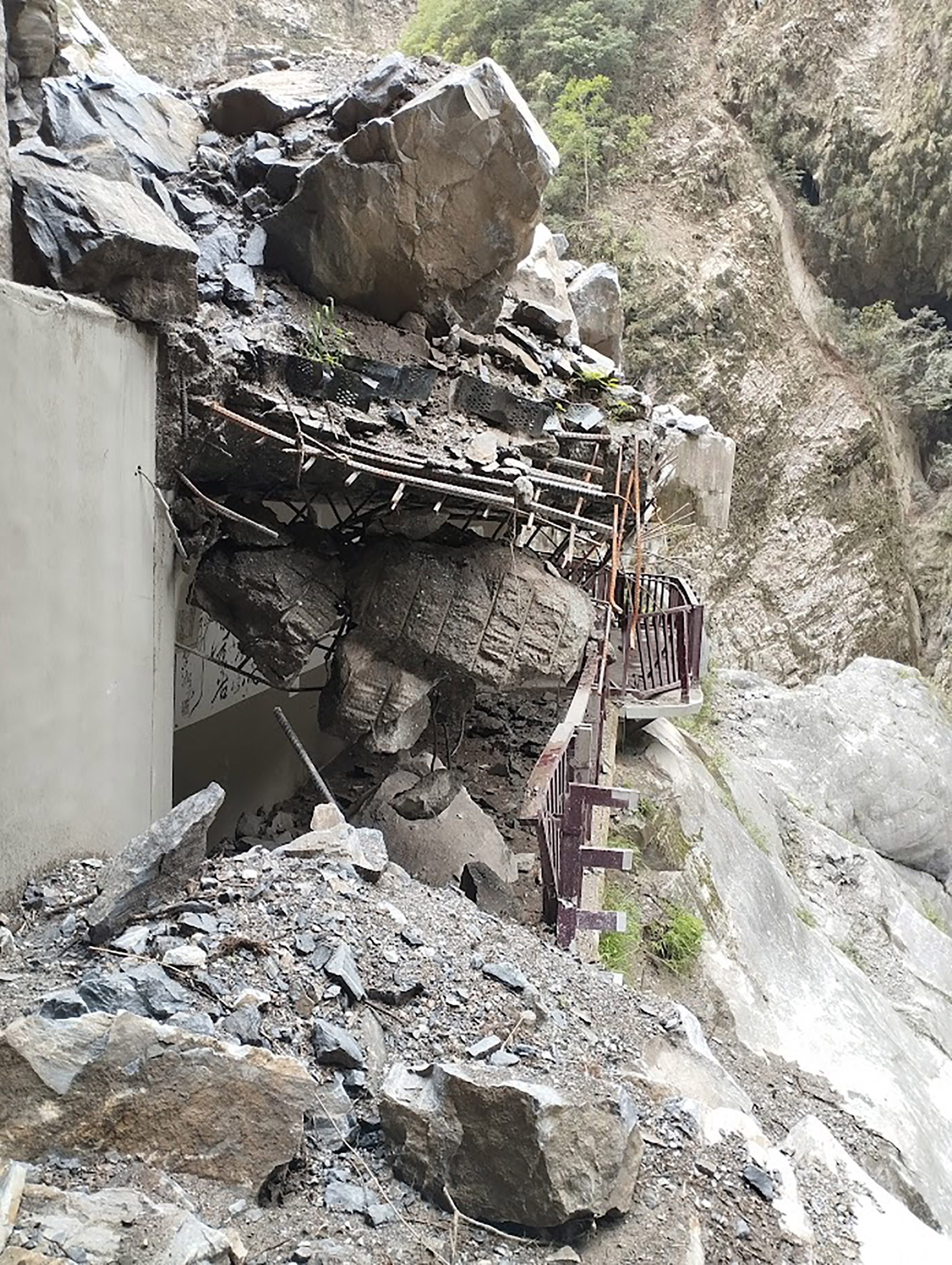 Effondrement d'une structure de protection par le glissement de terrain